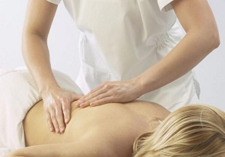 Massage pour soulager les spasmes et détendre les muscles atteints d'ostéochondrose thoracique